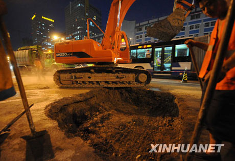 北京朝陽區一處道路發生路面塌陷[組圖]