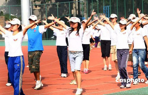 北京十萬學生開始國慶游行慶典訓練[組圖]