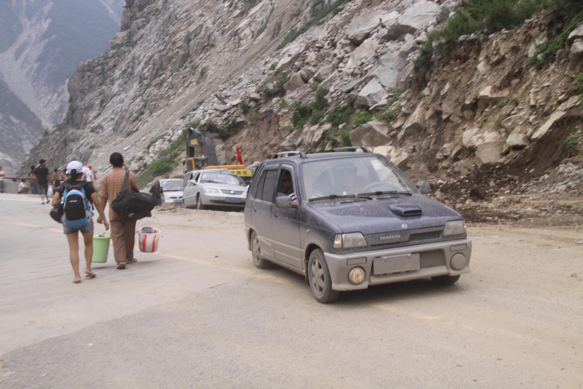 飛石砸毀汶川徹底關大橋已造成6人死亡12人受傷