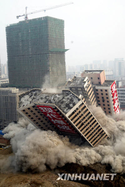 沈陽成功爆破昔日最高住宅樓[組圖]