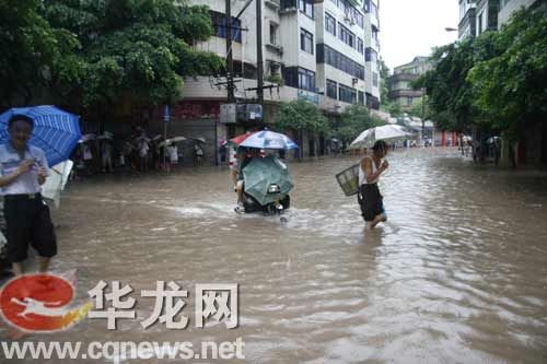 重慶28個(gè)鄉(xiāng)鎮(zhèn)遭遇大暴雨 36萬人受災(zāi)(圖)