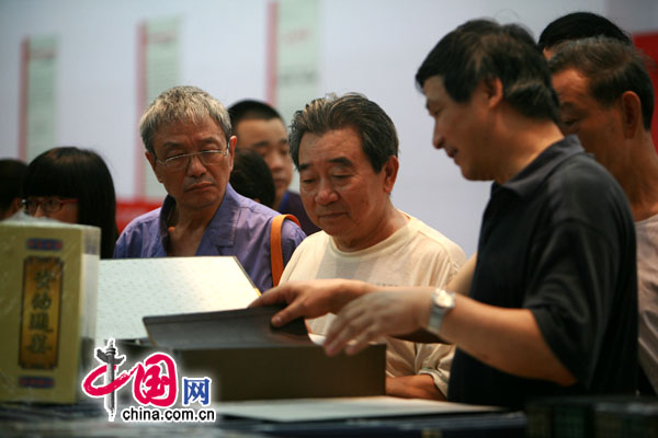 重慶讀書月倡導(dǎo)全民讀書 共建書香城市[組圖]