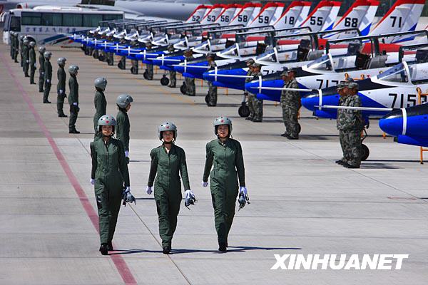 空軍首批殲擊機女飛行員更換新型飛行裝具[組圖]