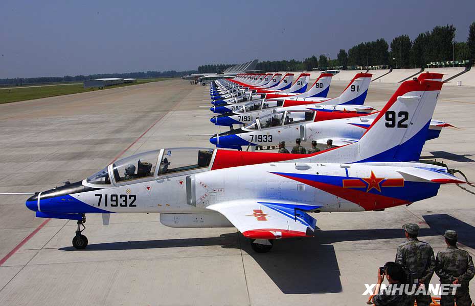 空軍首批殲擊機女飛行員更換新型飛行裝具[組圖]