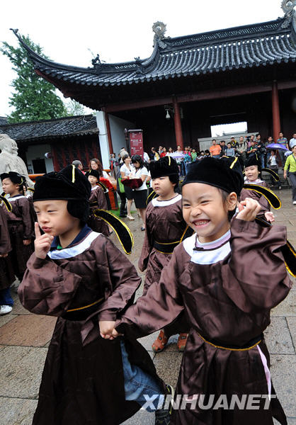 小學(xué)新生夫子廟里“開筆破蒙”[組圖]