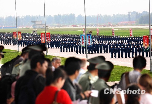 國(guó)慶閱兵徒步方隊(duì)閱兵村首次向境外媒體開放<IMG src=