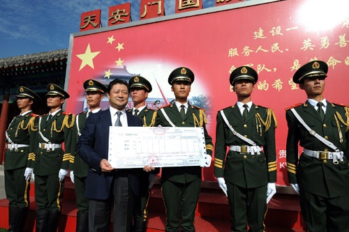 海航集團(tuán)慰問(wèn)天安門(mén)國(guó)旗護(hù)衛(wèi)隊(duì)
