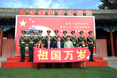 海航集團(tuán)慰問(wèn)天安門(mén)國(guó)旗護(hù)衛(wèi)隊(duì)