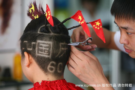 鄭州：國(guó)慶“天安門(mén)”發(fā)型妙趣橫生