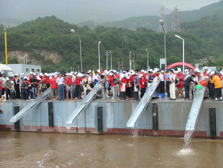 兩岸漁業首次攜手增殖放流70萬尾烏鯔魚魚苗