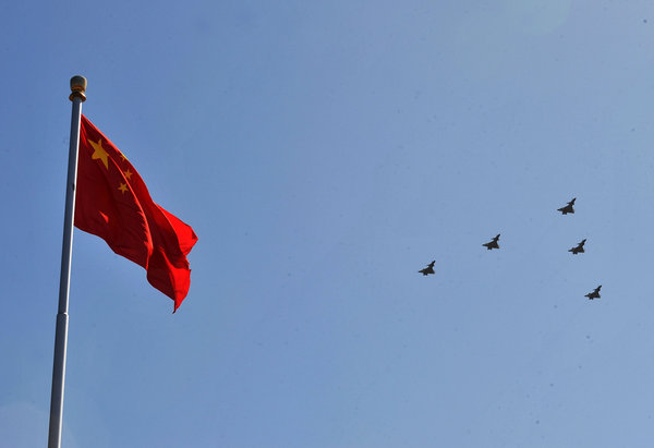 國(guó)慶閱兵空中梯隊(duì)首次進(jìn)行全編隊(duì)預(yù)演[組圖]