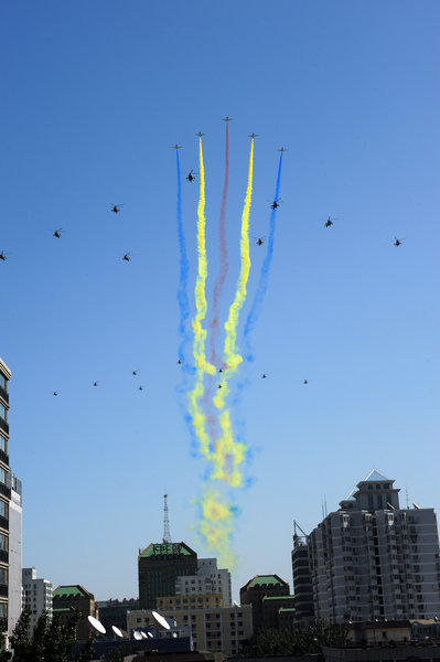 國慶閱兵空中梯隊首次進行全編隊預演[組圖]