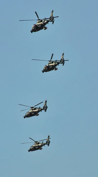 國慶閱兵空中梯隊(duì)首次進(jìn)行全編隊(duì)預(yù)演[組圖]