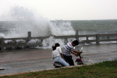 “凱薩娜”來(lái)勢(shì)洶涌 海南經(jīng)受風(fēng)雨洗禮(圖)