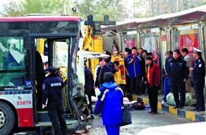 北京322路公交車(chē)沖上站臺(tái)致1人死亡4人輕傷