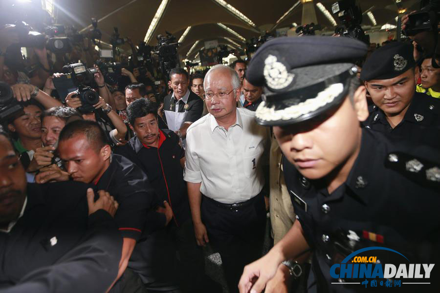 馬來西亞總理慰問失聯(lián)客機(jī)乘客親友